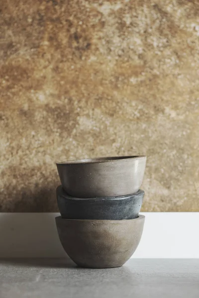 Ciotole di cemento lucido, fatte a mano, impilate in cucina — Foto Stock