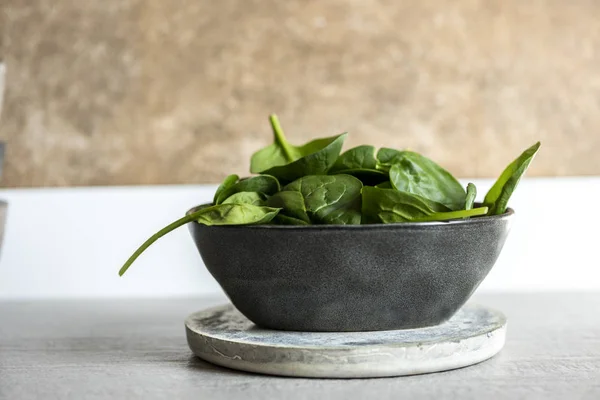 Fresh spinach on a modern crockery bowl on the kitchen — Stock Photo, Image
