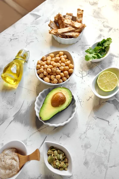 Hummus all'avocado, ingredienti della ricetta. Piatto a base di ceci e — Foto Stock