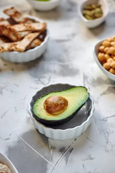 Avocado diviso a metà sul tavolo — Foto Stock