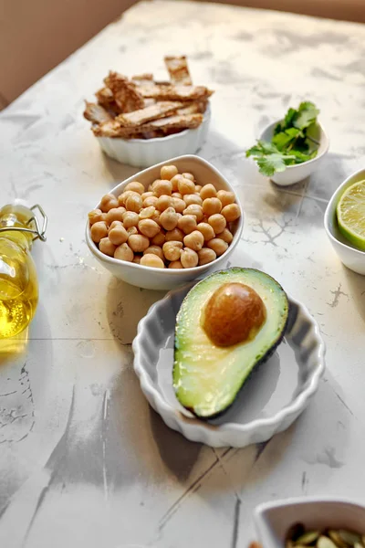 Hummus all'avocado, ingredienti della ricetta. Piatto a base di ceci e — Foto Stock