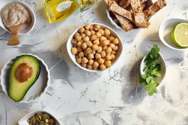 Hummus all'avocado, ingredienti della ricetta. Piatto a base di ceci e — Foto Stock