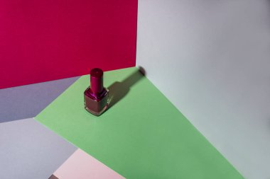 geometrik renkli desen arka plan üzerinde oje. Produc