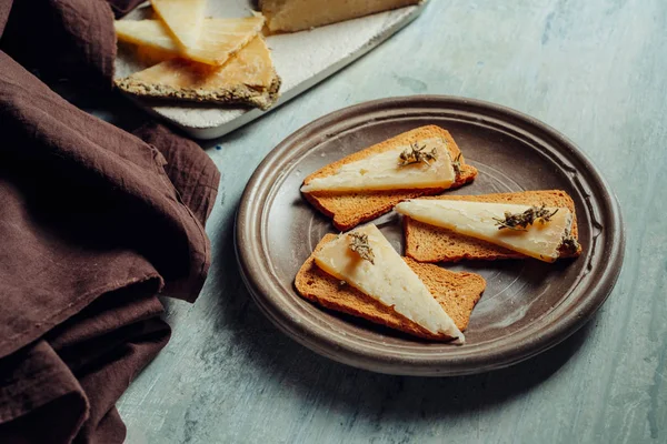 Semi-gravad ost "rosmarin" skivade på rostat bröd, spanska AP — Stockfoto