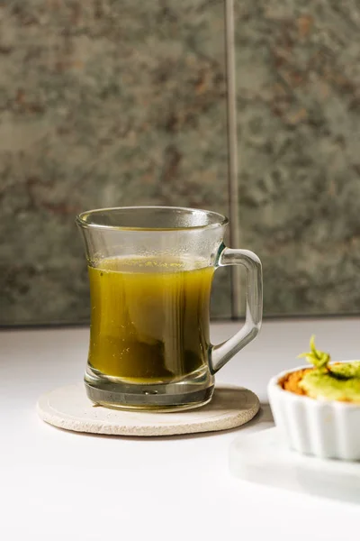 Tè matcha caldo in tazze trasparenti — Foto Stock