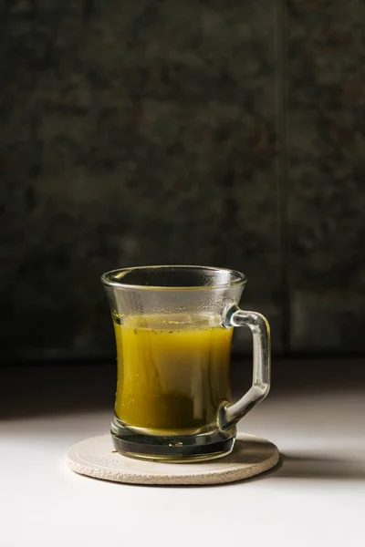Hot matcha tea in transparent cups — Stock Photo, Image
