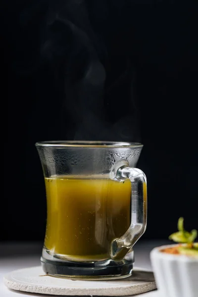 Té matcha caliente en tazas transparentes —  Fotos de Stock