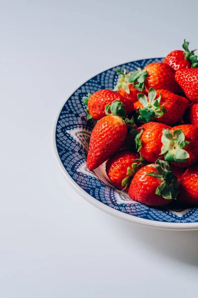 Fresh ripe strawberries in a blue and white plate — Stock Photo, Image