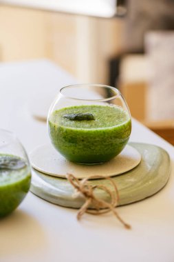 Sağlıklı yeşil smoothie. Superfood