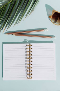 Aquamar'da yaz tatili için düz döşeme defteri ve saat kalemi