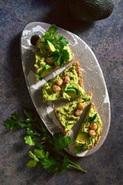 Avokado humus tost, nohut ile süslenmiş