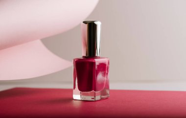 Pastel renk arka planda pembe oje