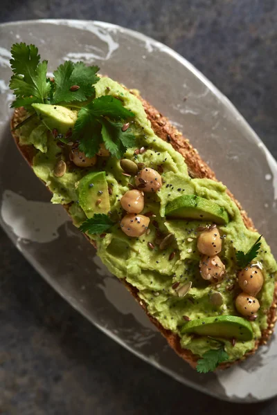 Avokado humus tost, nohut ile süslenmiş