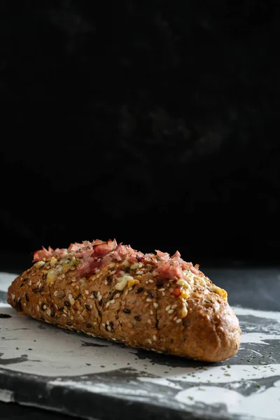 Fresh baked cheesy pull apart bread, with garlic and herbs butte — Stock Photo, Image