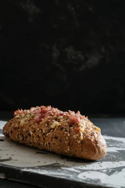 Nybakat cheesy dra isär bröd, med vitlök och örter Butte — Stockfoto