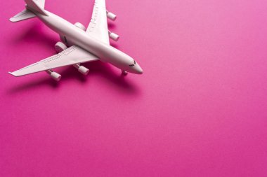 jet uçak seyahat konsepti, minimal sanat, pembe arka plan üzerinde.
