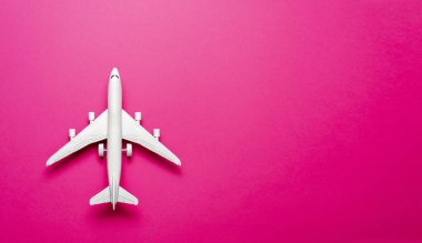  jet uçak seyahat konsepti, minimal sanat, pembe arka plan üzerinde.