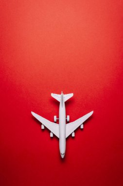  jet uçak seyahat konsepti, minimal sanat, kırmızı arka plan üzerinde.