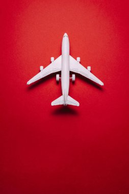  jet uçak seyahat konsepti, minimal sanat, kırmızı arka plan üzerinde.