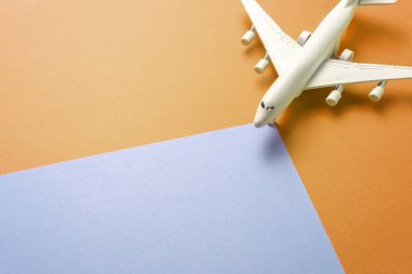  Jet uçak seyahati konsepti, en az sanat eseri, pastel renkli sırt çantası.