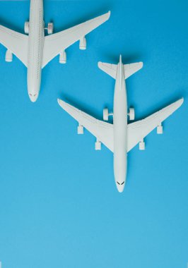 Pastel renkli arka planda iki jet uçağı. Seyahat 