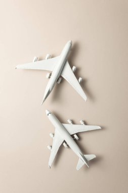 Pastel renkli arka planda iki jet uçağı. Seyahat 