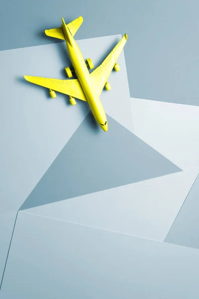 Жовтий пасажирський реактивний літак, ідея мінімальна. різнокольоровий р — стокове фото
