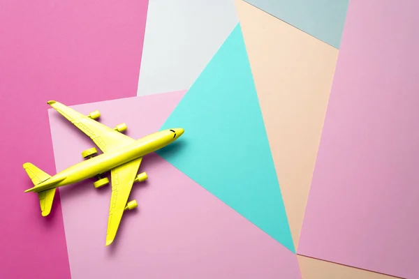 Жовтий пасажирський реактивний літак, ідея мінімальна. різнокольоровий р — стокове фото