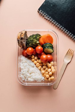 Öğle yemeği kutusunda sağlıklı yiyecekler. Sebzeli pilav ve nohut. E