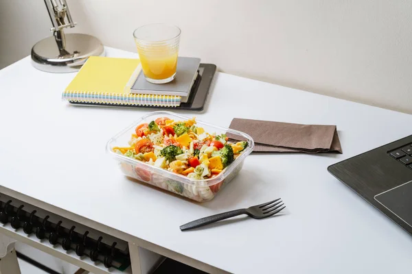 Comida saludable en la lonchera, en la mesa de trabajo con portátil —  Fotos de Stock