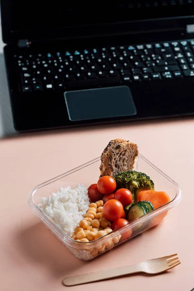 Comida saludable en la lonchera, en la mesa de trabajo con portátil —  Fotos de Stock