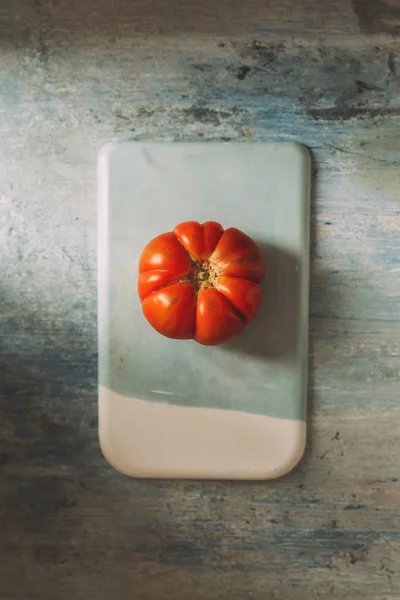 Taş masada taze kırmızı Marmande Raf kırmızı domates — Stok fotoğraf