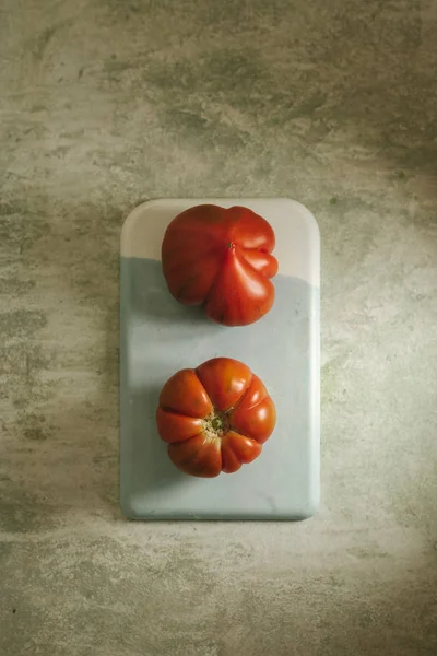 Tomates vermelhos Marmande RAF frescos na mesa de pedra — Fotografia de Stock