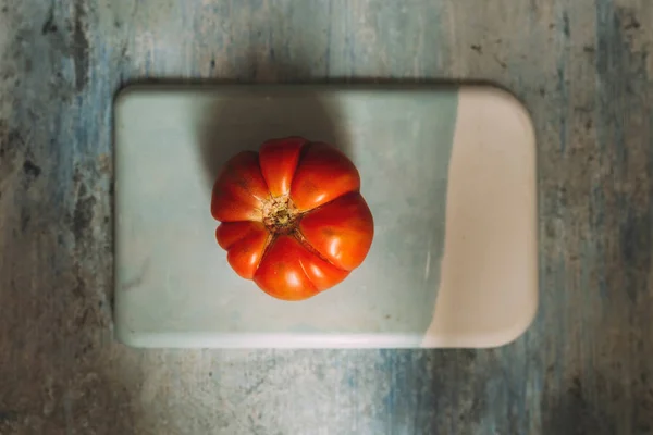 Tomates vermelhos Marmande RAF frescos na mesa de pedra — Fotografia de Stock