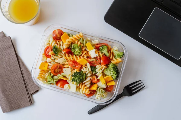 Comida saludable en la lonchera, en la mesa de trabajo con portátil Fotos de stock libres de derechos