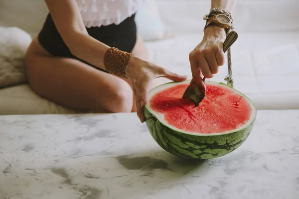 Szép nő étkezési görögdinnye beltéri Jogdíjmentes Stock Képek