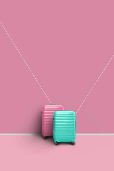 Kolorowy zestaw walizki, minimalna koncepcja podróży rodzinnych. — Zdjęcie stockowe