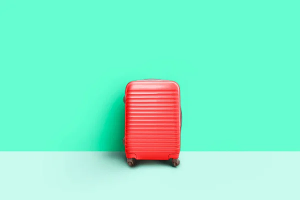 Roter Koffer Der Auf Dem Lindfarbenen Raum Steht Konzept Von — Stockfoto