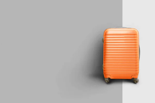 Orangefarbener Koffer neben der Wand, Reisekonzept — Stockfoto