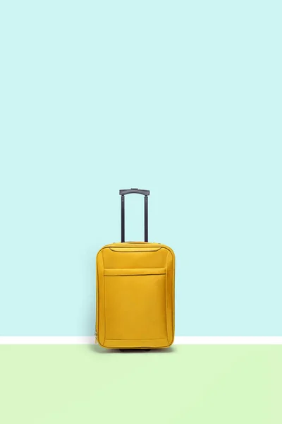 Ein orangefarbener Koffer steht auf dem Zimmer. Konzept für Tourismus und Tourismus — Stockfoto