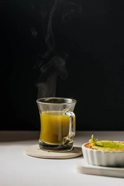 Hett matcha-te i genomskinliga muggar — Stockfoto