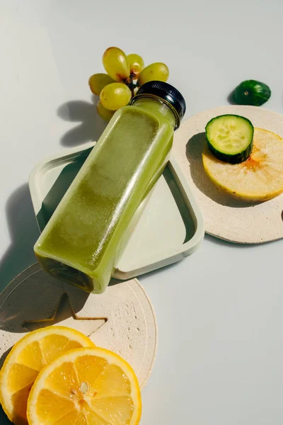 Bottiglia di frullato verde, disintossicazione naturale e biologica — Foto Stock