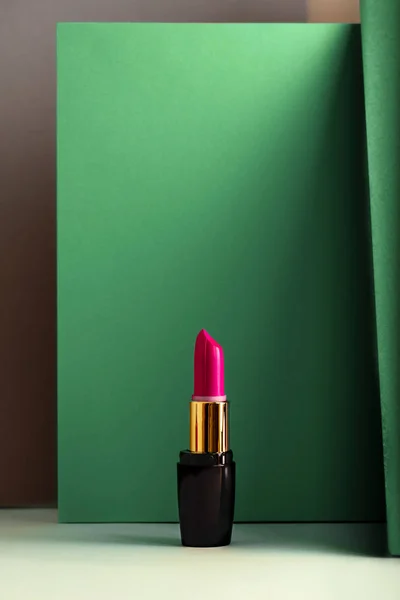 Lápiz labial rosa sobre fondo minimalista moderno, concepto de maquillaje — Foto de Stock