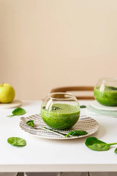 健康的绿色冰沙。超级食品 — 图库照片
