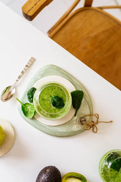 健康的绿色冰沙。超级食品 — 图库照片