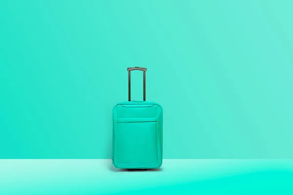 Türkisfarbener Koffer stehend. Konzept von Tourismus und Reisen — Stockfoto