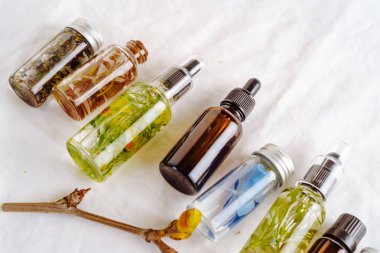 Taze otlar ile uçucu yağ Şeffaf Şişeler.