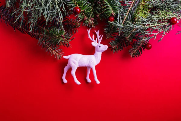 Diseño creativo hecho de ramas de árbol de Navidad y Cristo blanco —  Fotos de Stock