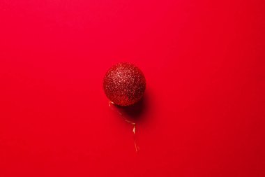  Noel süsü, kırmızı arka planda kırmızı toplar. En Küçük Yeni 