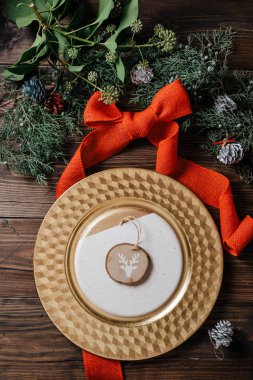 Çam dallarıyla süslenmiş, Altın Tatil Yeri. ahşap